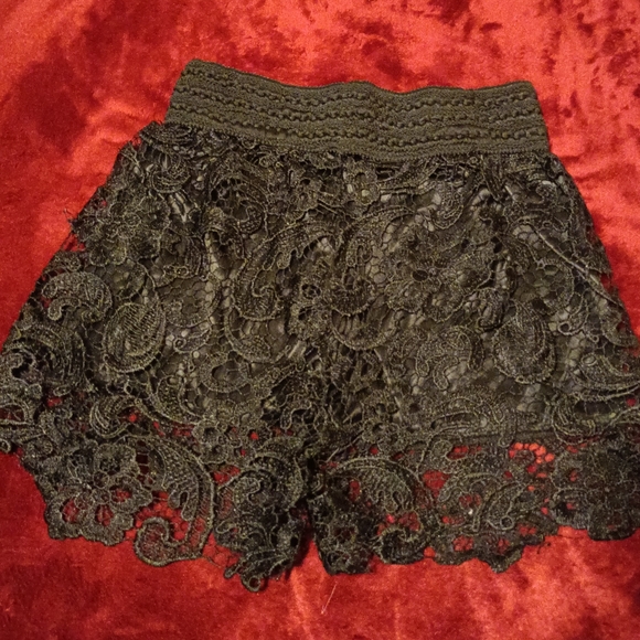 Juniors Lace Shorts - Picture 2 of 3